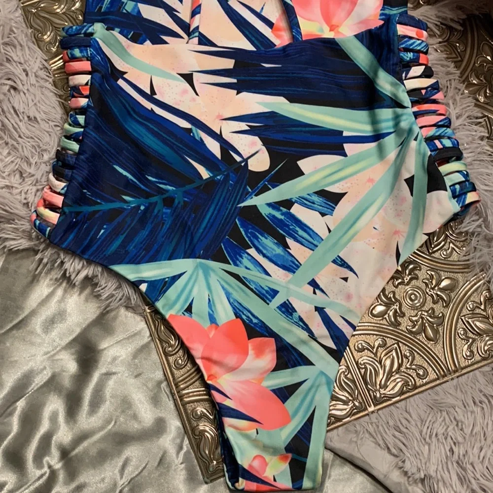 🌹Tropical Low Back Floral One-Piece Swimsuit - Picture 8 of 10